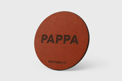Ölunderlägg i äkta läder till pappa med präglad PAPPA-text