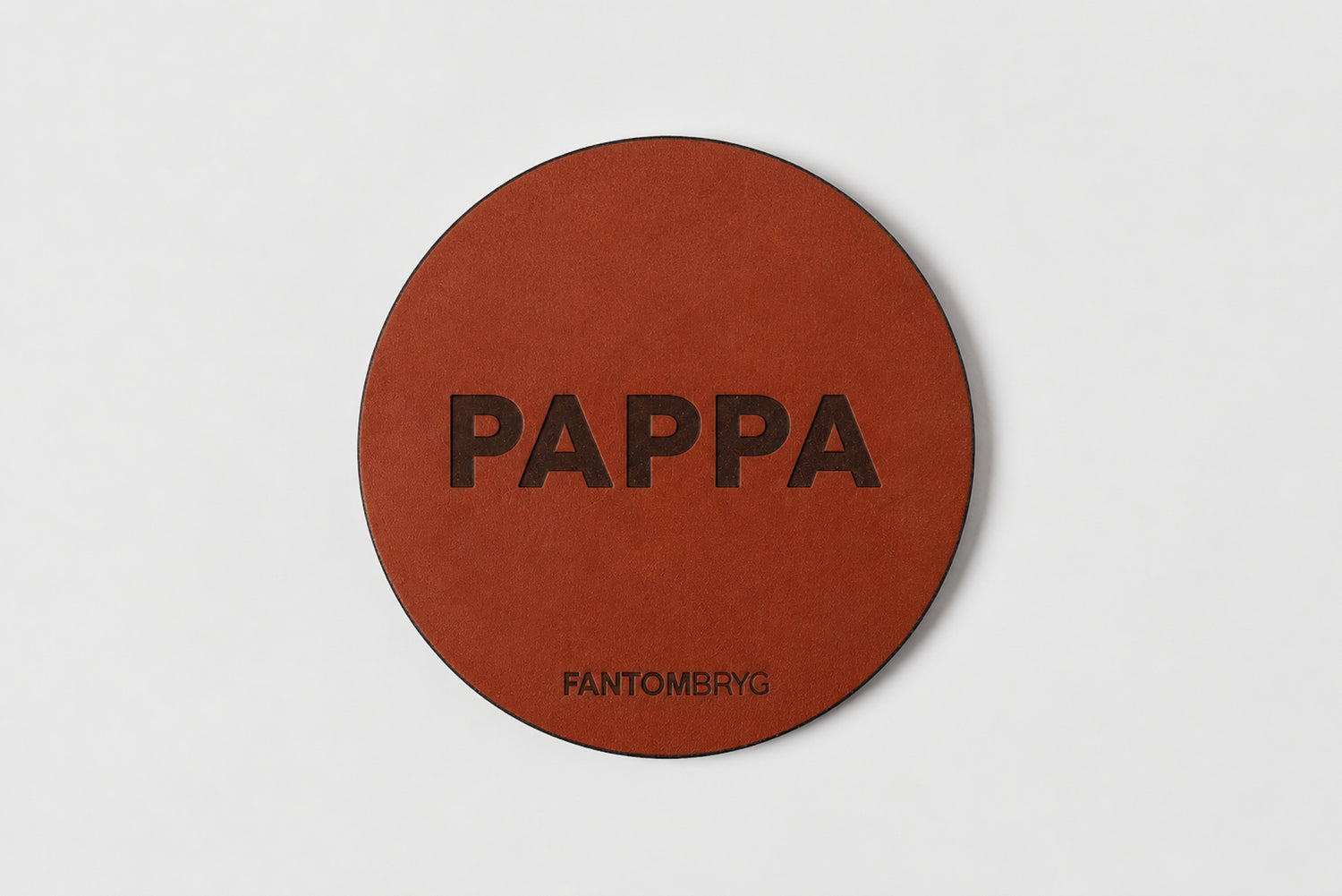 Runt ölunderlägg i läder med PAPPA-text – personlig present till pappa