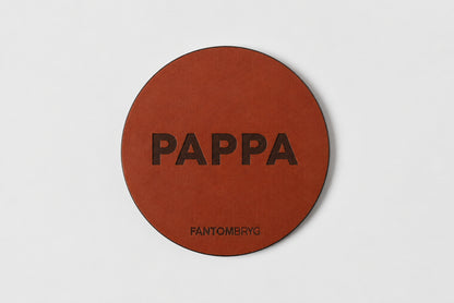 Runt ölunderlägg i läder med PAPPA-text – personlig present till pappa
