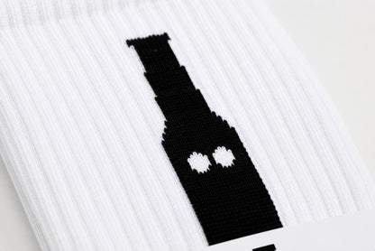 Vita tennisstrumpor med ölmotiv – rolig present till man och ölälskare