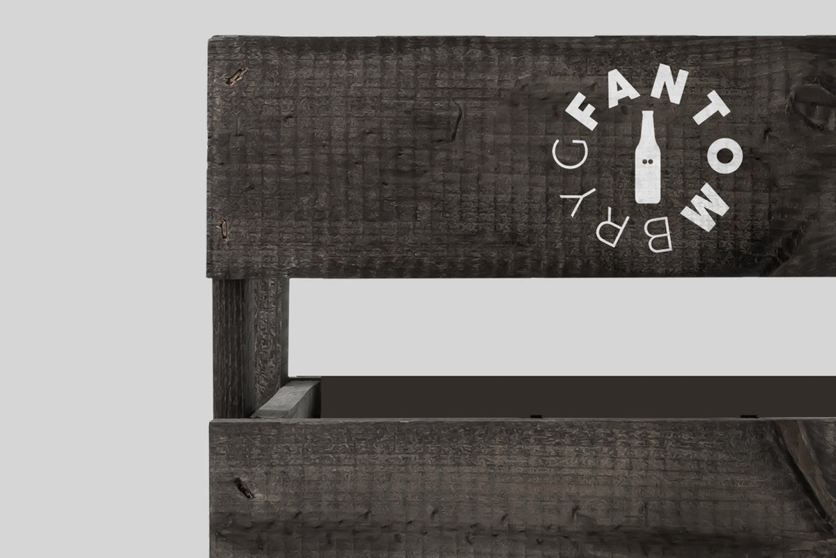 Mörk Fantombrygg trälåda med logotyp sedd framifrån i detalj